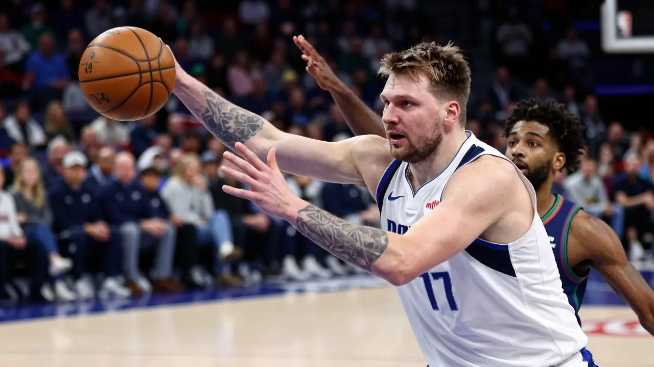 Luka Dončić provádí obrat levou rukou při útoku, obránce je zastaven.